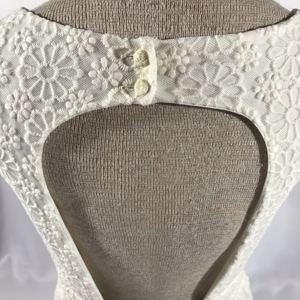 Francesca‘s Off-White Flower Cut-Out Back Dress - Picture 6 of 10